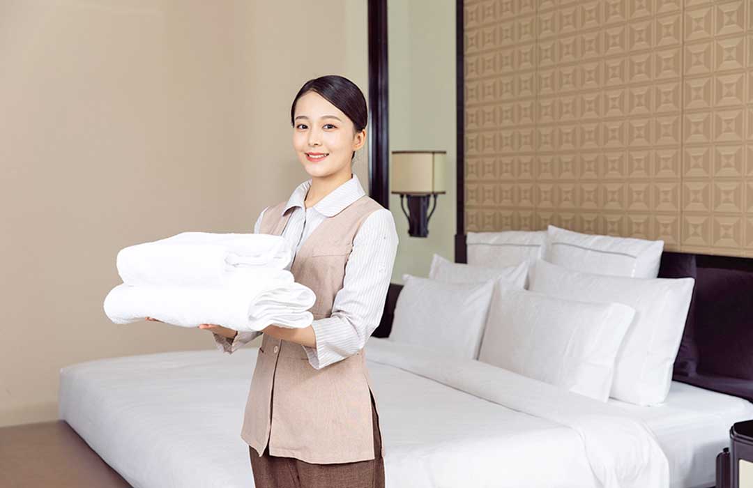 摄图网_501417015_酒店管理保洁员更换毛巾(企业商用).jpg